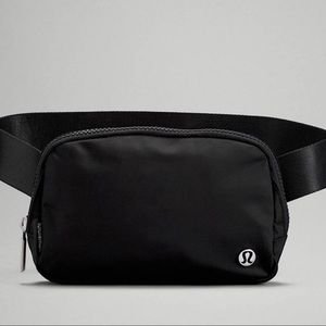 NEW WITH TAGS LULULEMON EVERYWHERE BELTBAG- BLACK